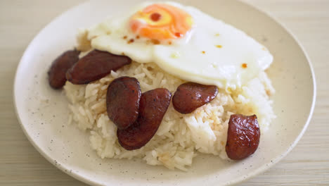 Arroz-Con-Huevo-Frito-Y-Salchicha-China---Comida-Casera-Al-Estilo-Asiático