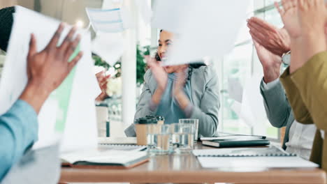 Werfen,-Papier-Und-Geschäftsfrauen-High-Five