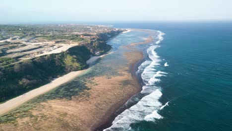 Luftaufnahme-Von-Balis-Verlassenem-Resortstrand,-Blick-Auf-Die-Küste-Indonesiens