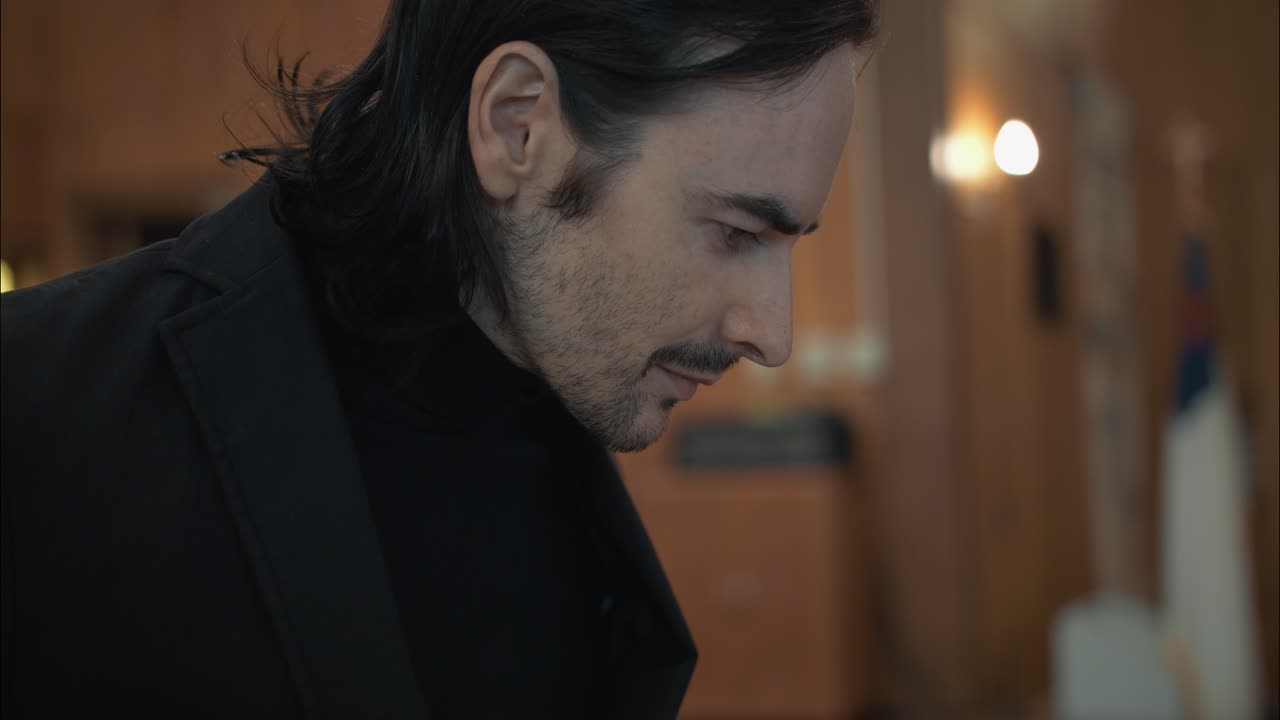 교회 에서 성서 를 읽고 있는 그리스도인 남자