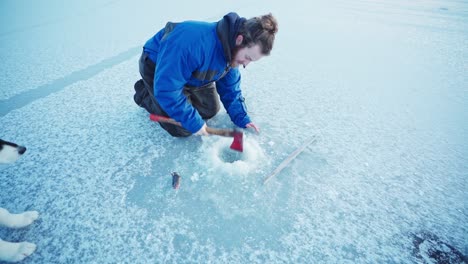 hacer un agujero en un lago congelado para pescar en hielo