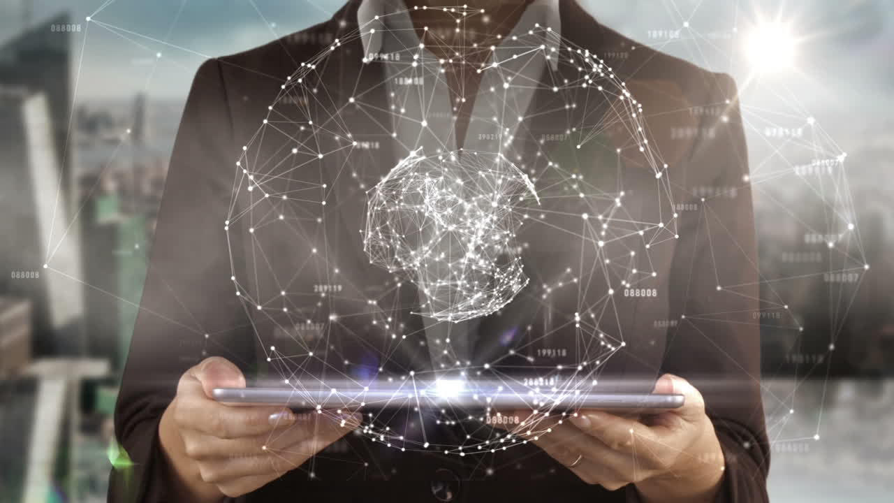 una mujer presentando una nueva interfaz para tableta