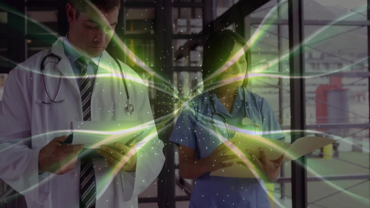 Médico y enfermera revisando historiales médicos en el pasillo del hospital.