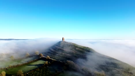 Drohnenaufnahmen-Von-Nebel,-Der-über-Den-Glastonbury-Tor-Fließt