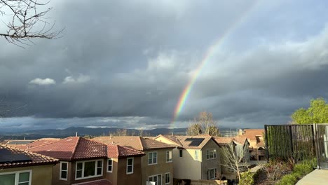 El-Arco-Iris-En-Un-Cielo-Gris-Lleno-De-Nubes-De-Lluvia-Aparece-Sobre-El-Vecindario-Después-De-La-Tormenta.