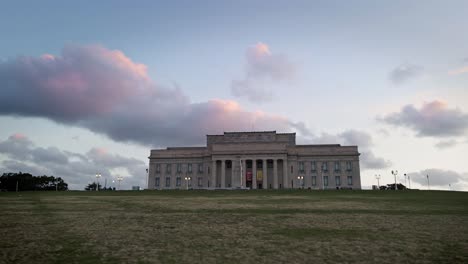 Parque-Vacío-Del-Museo-Conmemorativo-De-La-Guerra-De-Auckland-Bajo-Nubes-Coloridas,-Vista-A-Nivel-Del-Suelo