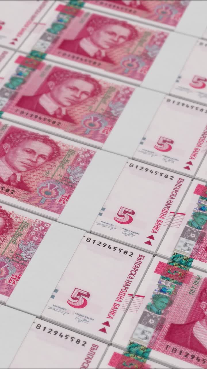 video vertical de billetes de 5 leva búlgaros impresos por una prensa de dinero