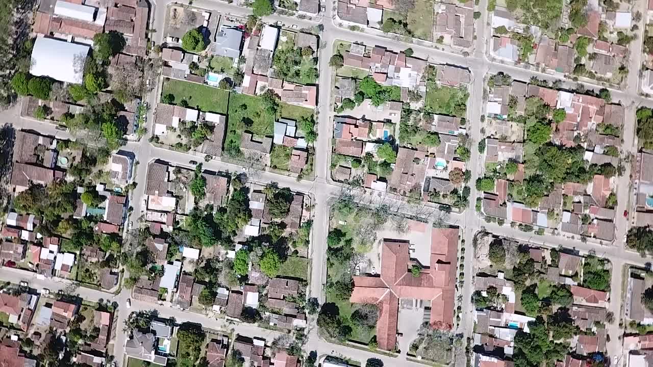 bucle de un dron girando y descendiendo sobre una ciudad
