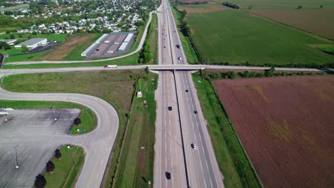 Roter-Sattelschlepperfahrer-Mit-Weißem-Anhänger-Fährt-Auf-Brückenüberführung-über-Der-Interstate-I-90,-Illinois-Belviedere