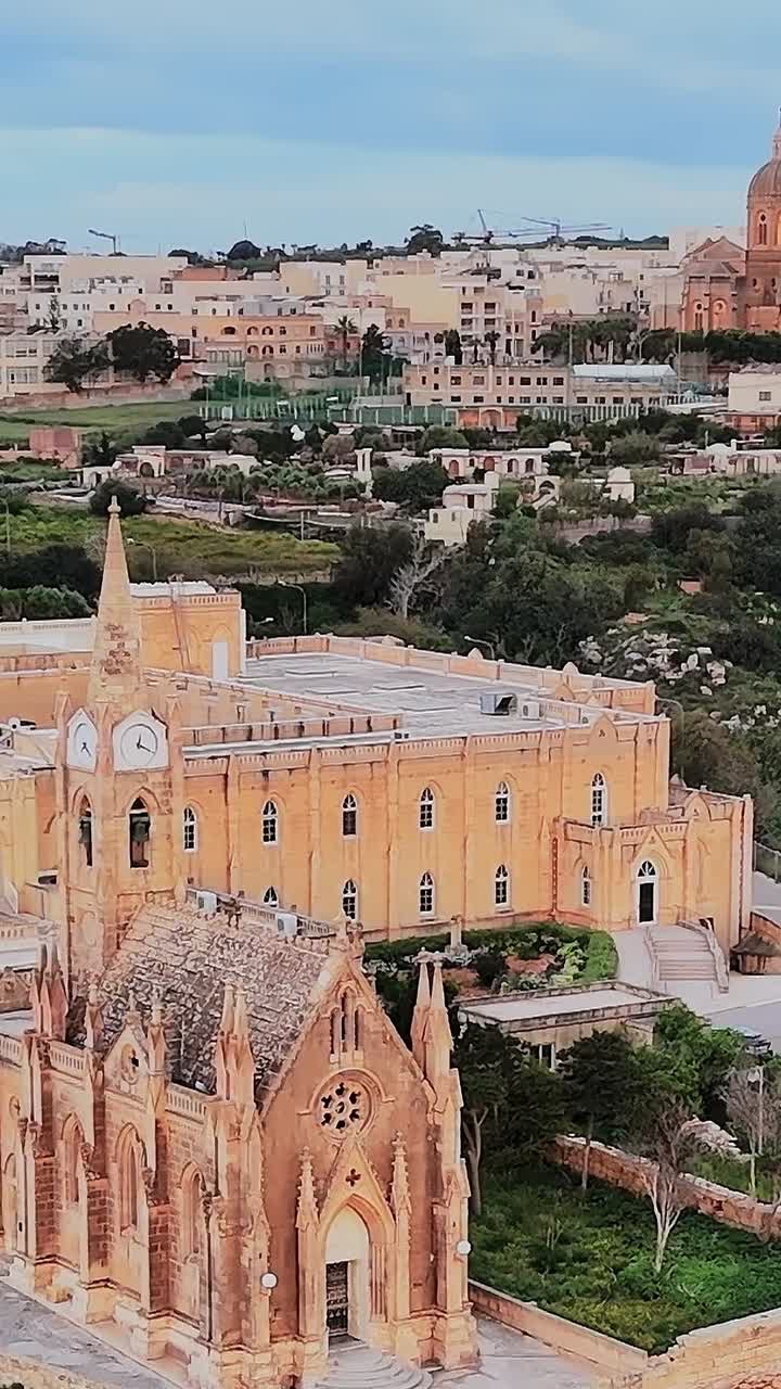 Edifici storici a Malta con vista sul paesaggio e sulla città