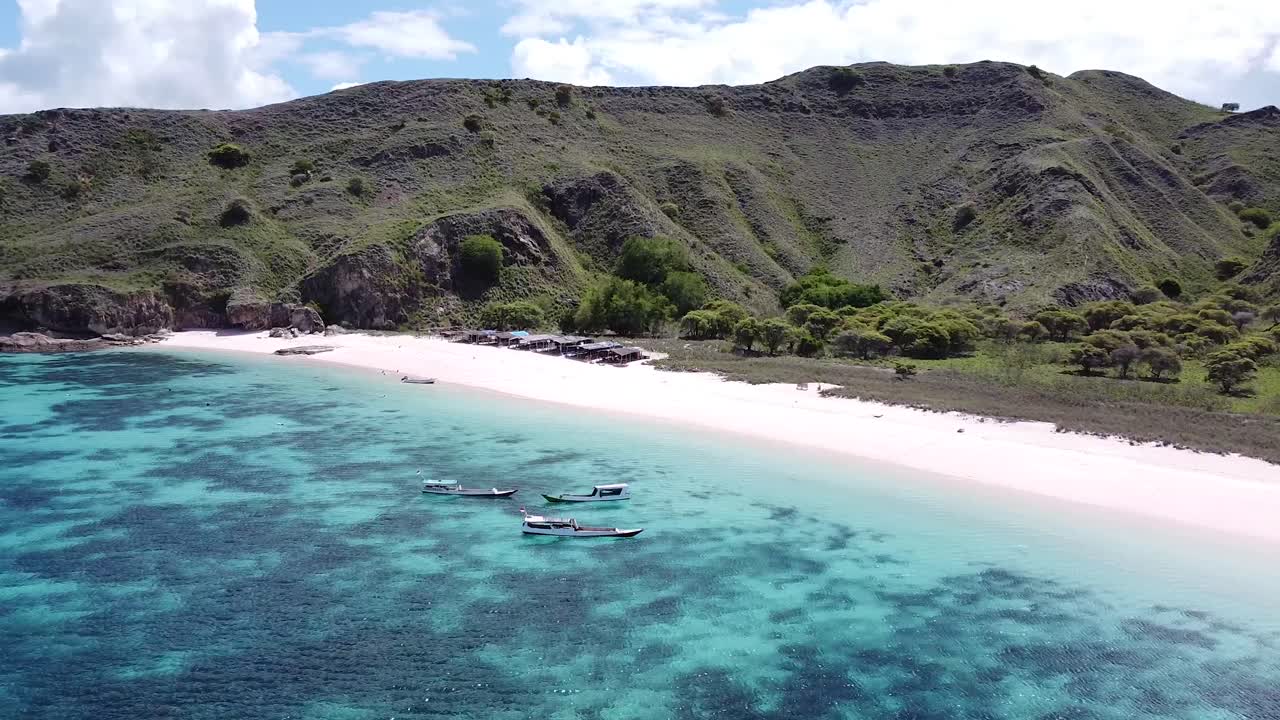 인도네시아 파드 섬의 열대 해변과 숲 언덕의 항공 사진