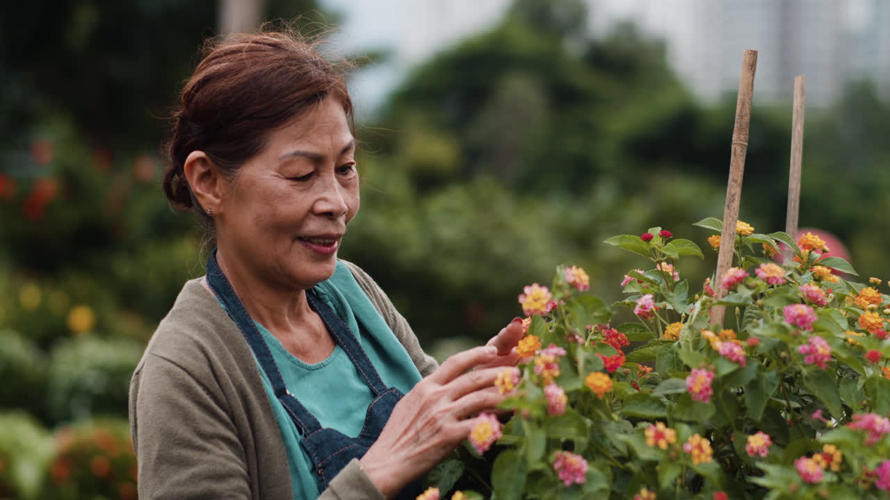 정원사가 꽃을 만지고 있습니다.