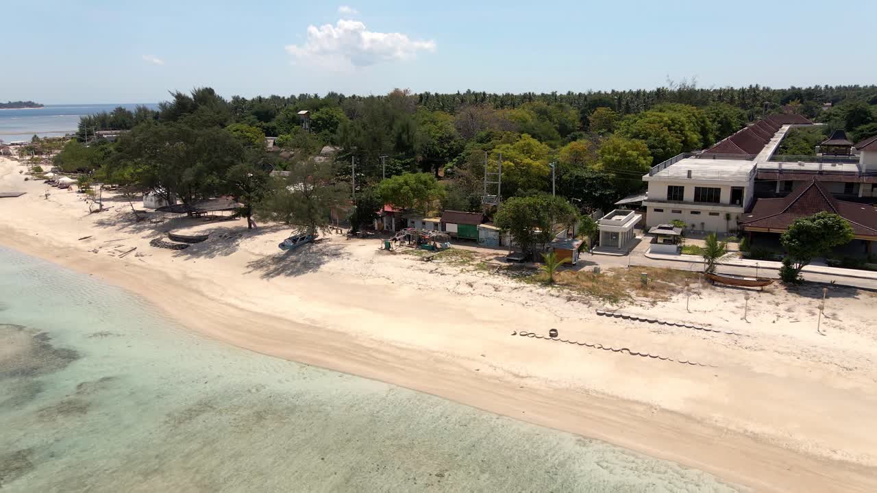 아시아에서 코로나 바이러스 전염병 동안 길리 에어 섬에 외로운 빈 모래 해변