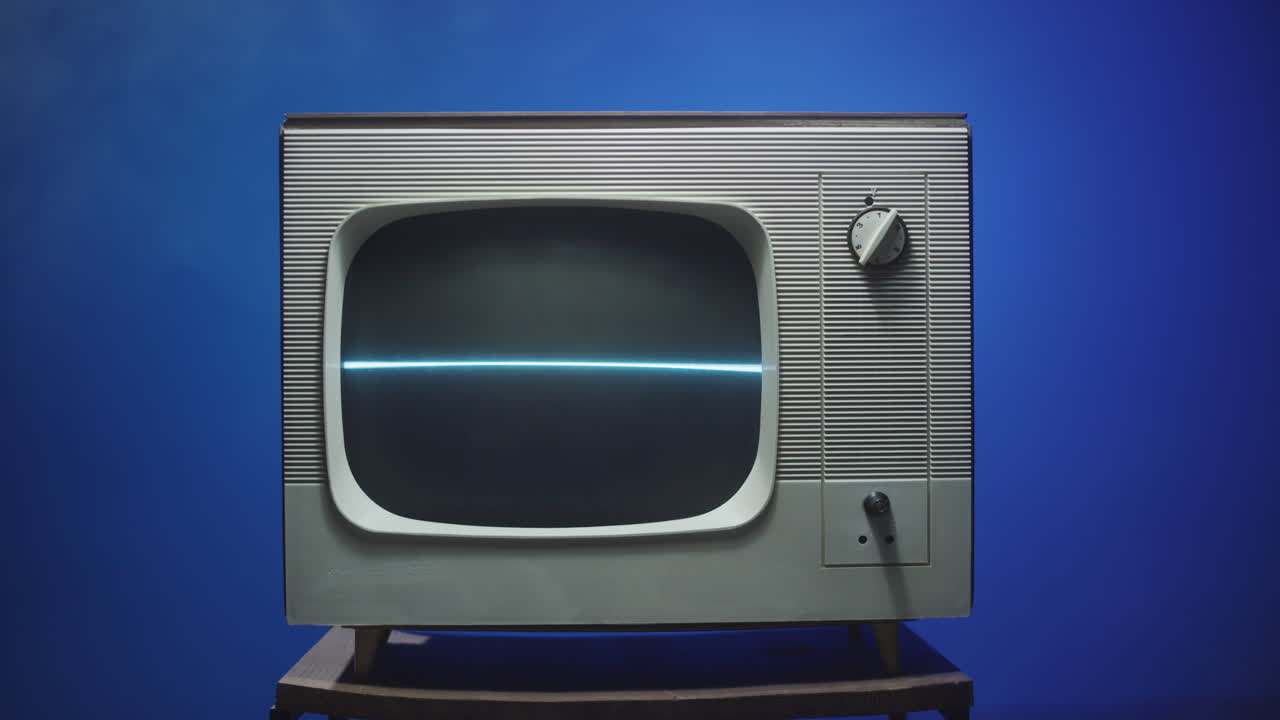 Televisore vintage su sfondo blu
