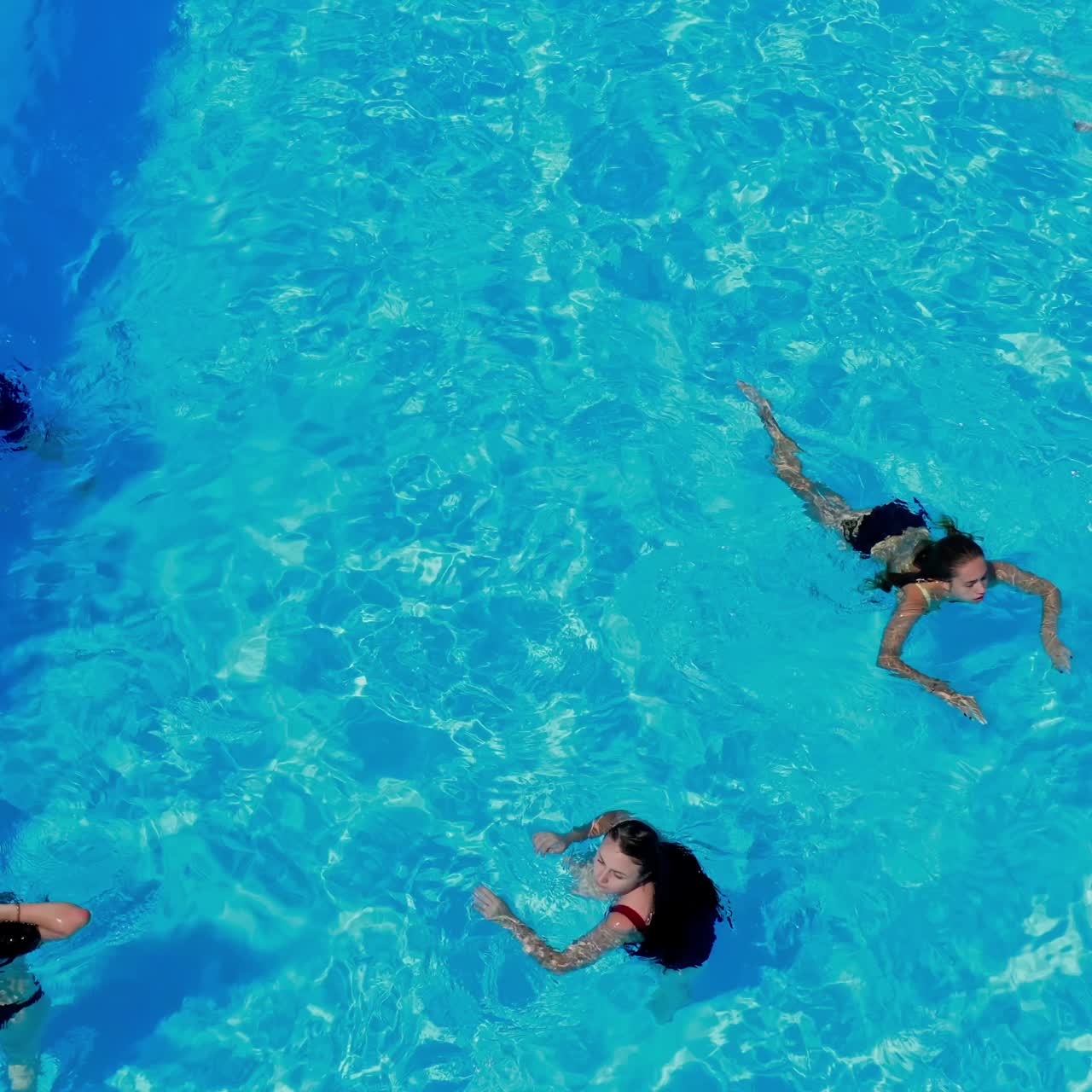 Orang-orang menikmati berenang di kolam renang