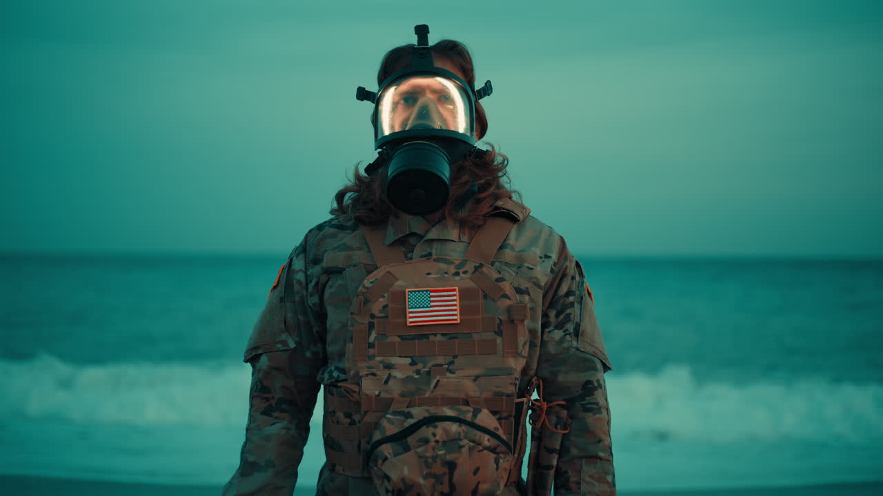 Saluto di un soldato leale al memoriale dell'America vicino all'oceano di notte
