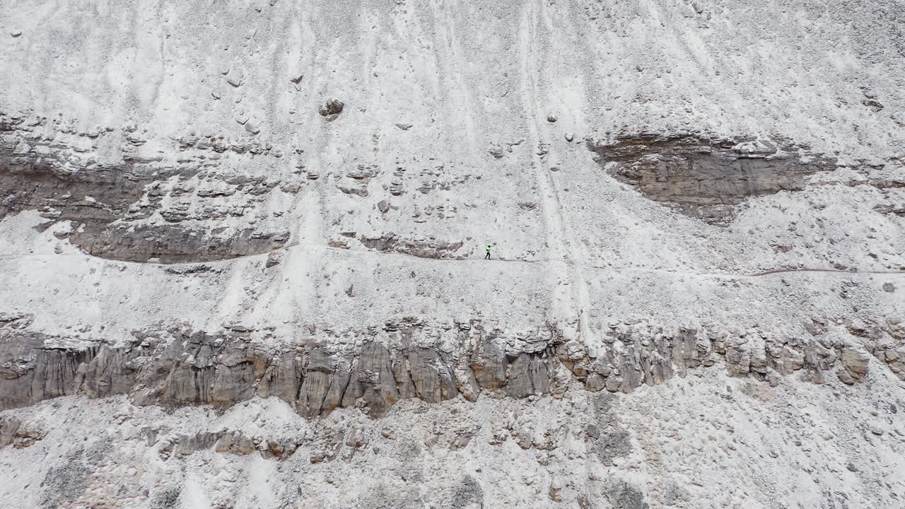 Esercizio all'aperto: correre sul bordo del Trono di Zeus, Monte Olimpo, Grecia, vista aerea di profilo.