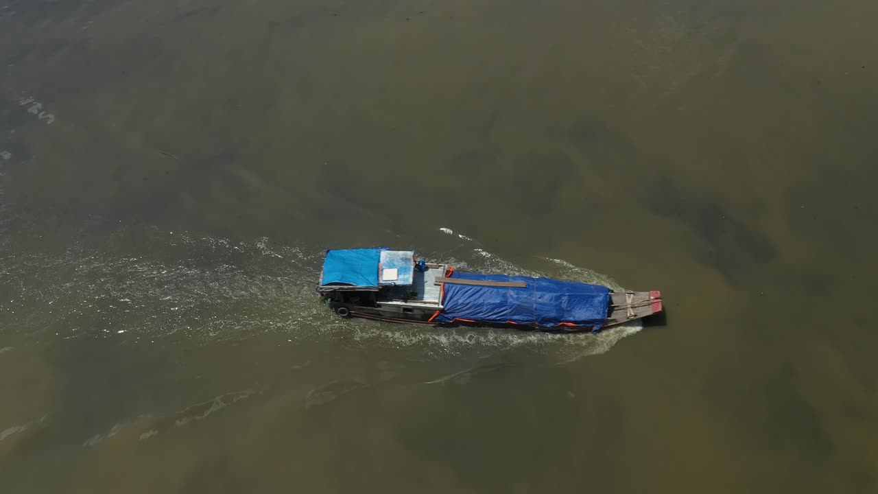 kenh te 운하에 있는 오래된 강배