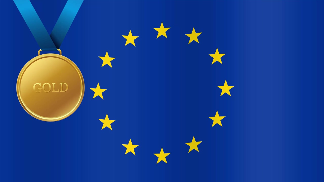 Una medaglia d'oro con nastro blu scorre su un'animazione in loop della bandiera dell'Unione Europea che sventola