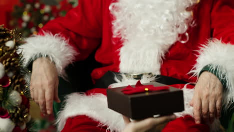 santa claus recibiendo regalos