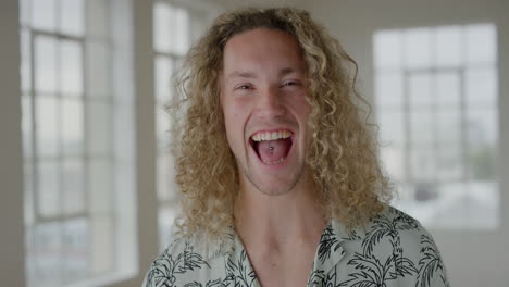 retrato de un joven atractivo riendo feliz mirando a la cámara disfrutando de un estilo de vida independiente en el fondo de un nuevo apartamento