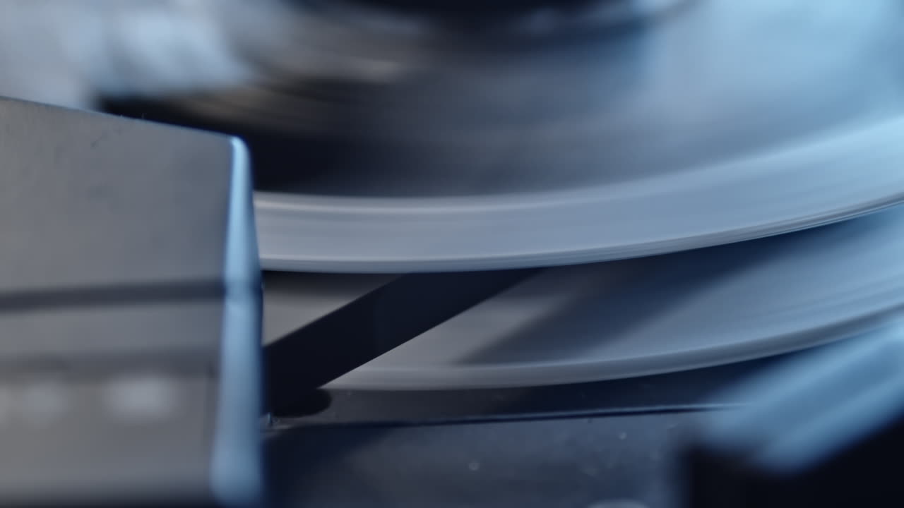 레코더의 자기 테이프에 있는 범죄 증거 되감기, 플레이 헤드의 근접 촬영