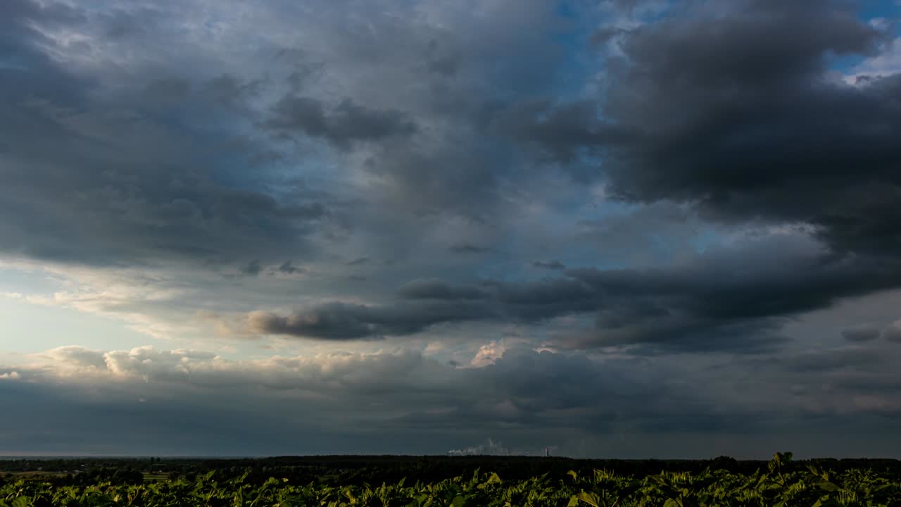 극적인 비 구름 굴러가는 시간 지연