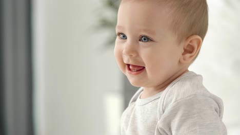 baby mit einem großen lächeln auf dem gesicht