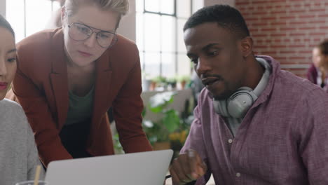 Gente-De-Negocios-Profesional-Intercambiando-Ideas-Líder-De-Equipo-Caucásico-Mujer-Discutiendo-Ideas-Colegas-Colaborando-Proyecto-De-Planificación-De-Trabajo-Utilizando-Tecnología-Informática-En-Una-Oficina-Multiétnica