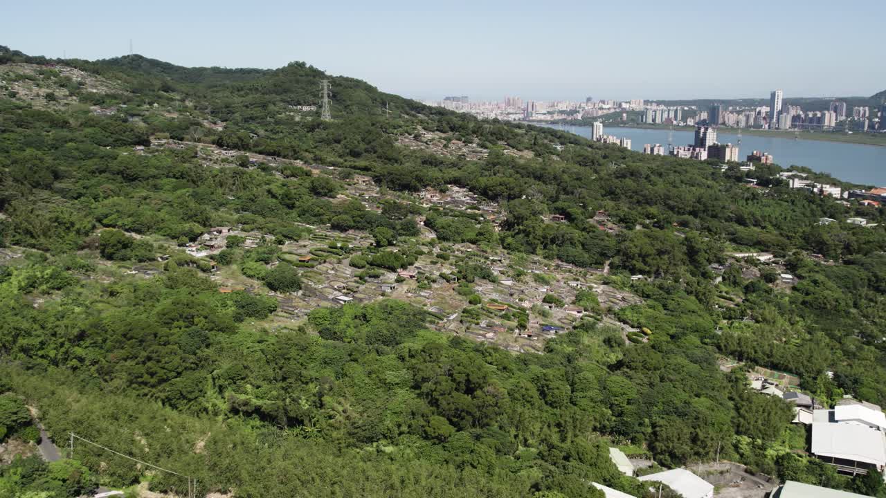 타이페이 의 발리 구 의 묘지 에 있는 무덤 의 공중 촬영