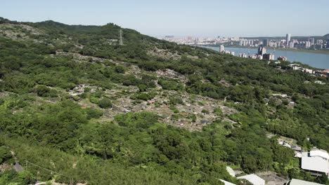 Toma-Aérea-De-Tumbas-En-Un-Cementerio-En-El-Distrito-De-Bali,-Taipei.