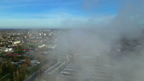 nubes a la deriva sobre jelgava, letonia en un lapso de tiempo