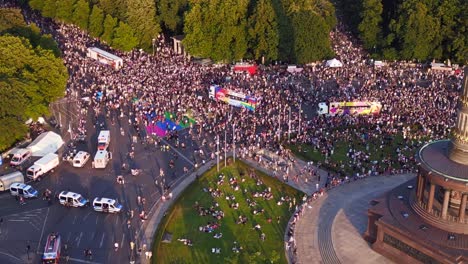 CSD-Pride-Parade-2023-Stadt-Berlin-Wunderschöne-Luftaufnahme-Von-Oben-Flug-Deutschland-Sommerabend-Siegessäule