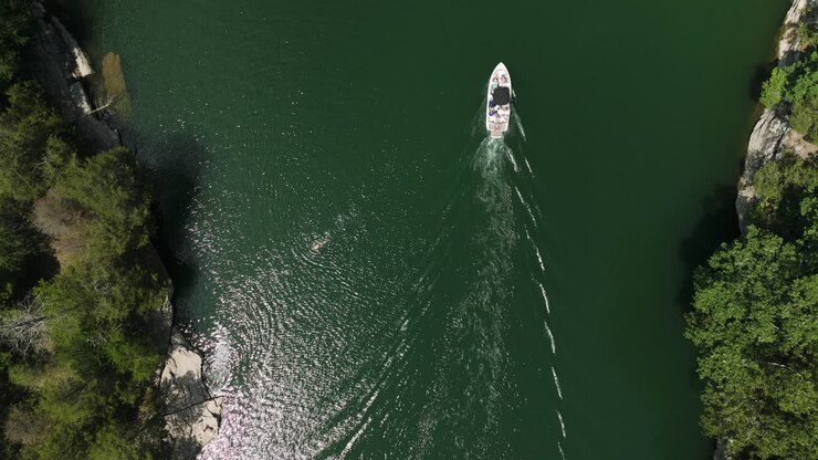 Affascinante vista aerea dall'alto sopra il Lago Beaver, barca che passa lentamente