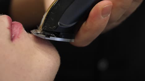 man getting a close-up beard trim