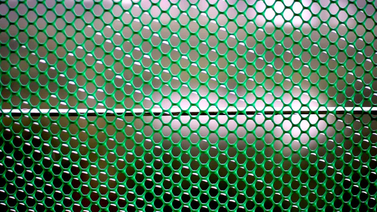 gotas de lluvia en red verde con fondo borroso movimiento lento