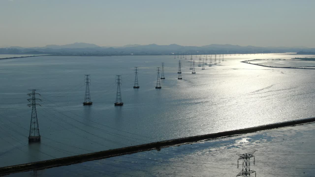 바다 위의 송전탑