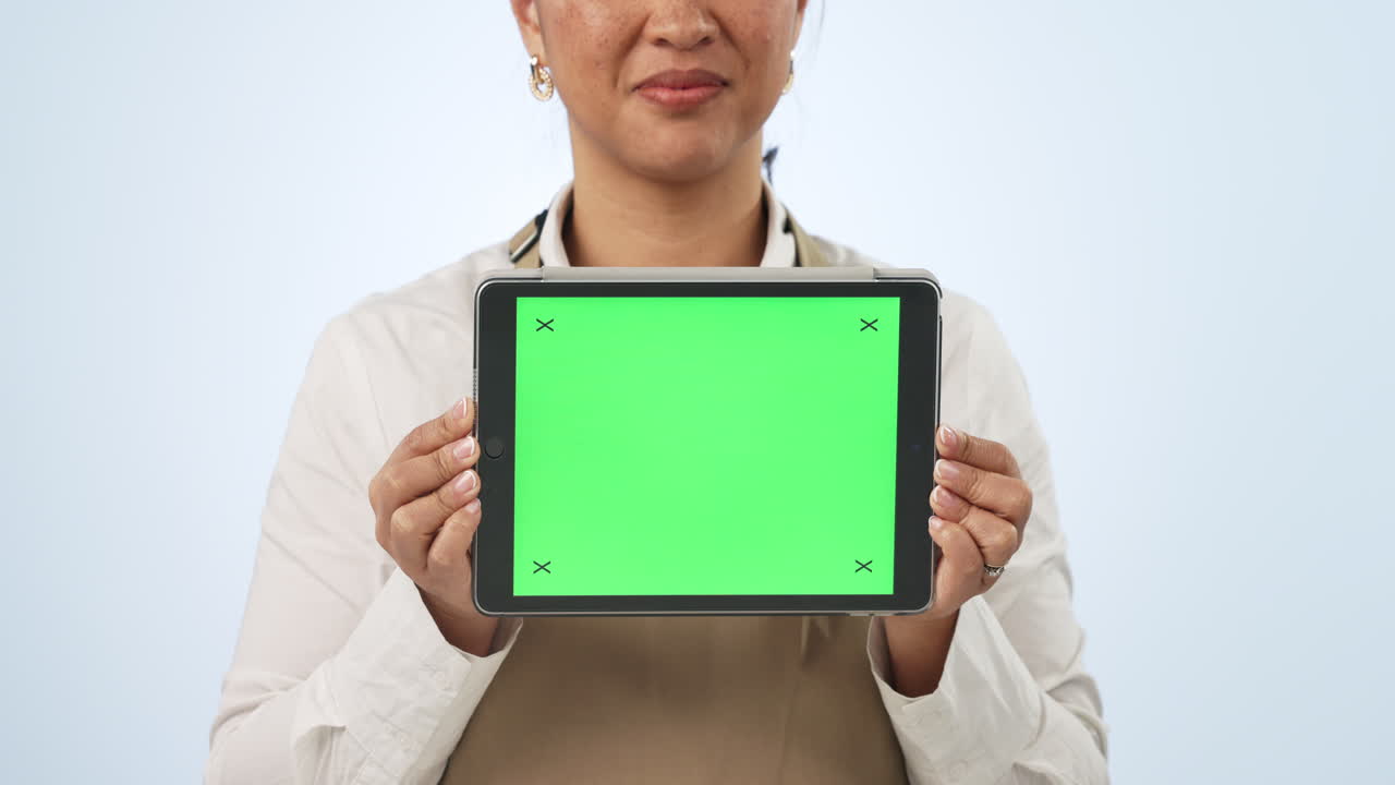 mujer feliz, manos y pantalla verde de la tableta