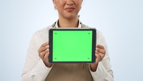 mujer feliz, manos y pantalla verde de la tableta