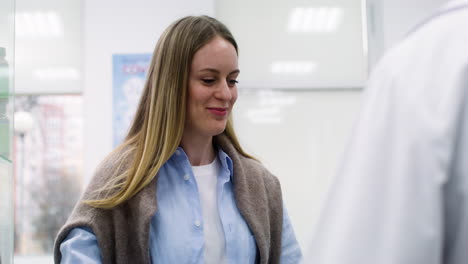 mujer joven comprando en la farmacia