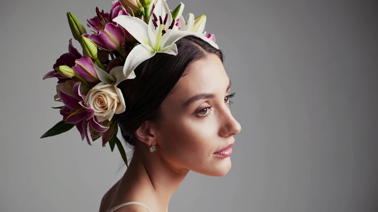 꽃 머리 장식 을 한 여자