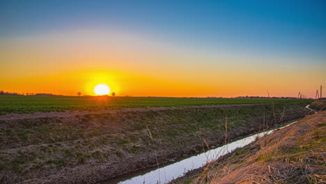 Hermosa-Puesta-De-Sol-En-Un-Cielo-Despejado-En-Tierras-Rurales,-Toma-De-Tiempo