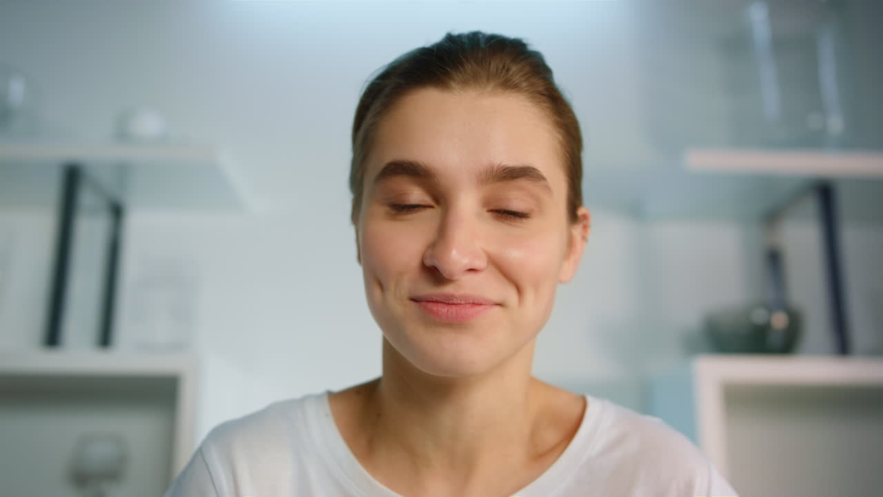 mujer sonriente usando cámara web en casa de cerca. blogger de belleza grabación en streaming