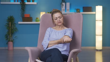 la mujer sufre de dolor en las articulaciones.