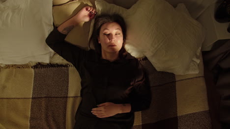 Brunette woman can&#039;t sleep