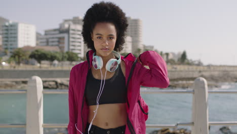 Retrato-De-Una-Atractiva-Mujer-Afroamericana-En-Ropa-Deportiva-Posando-Confiada-En-La-Soleada-Playa