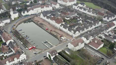 la ciudad balneario barroca bad karlshafen ubicada en el weser cerca de holzminden y höxter en el norte de hesse, alemania
