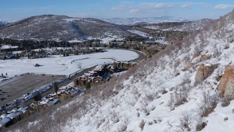 increíble toma aérea de un dron despegando sobre park city, utah, después de una nevada