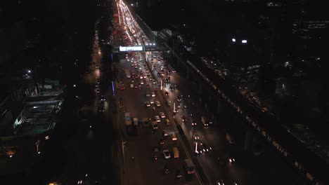 tren de metro barbecho nocturno yendo vista lateral frontal goregaon mumbai
