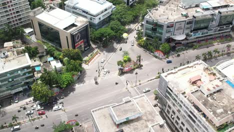 video aéreo de la carretera principal de banjara hills en la ciudad de hyderabad, india
